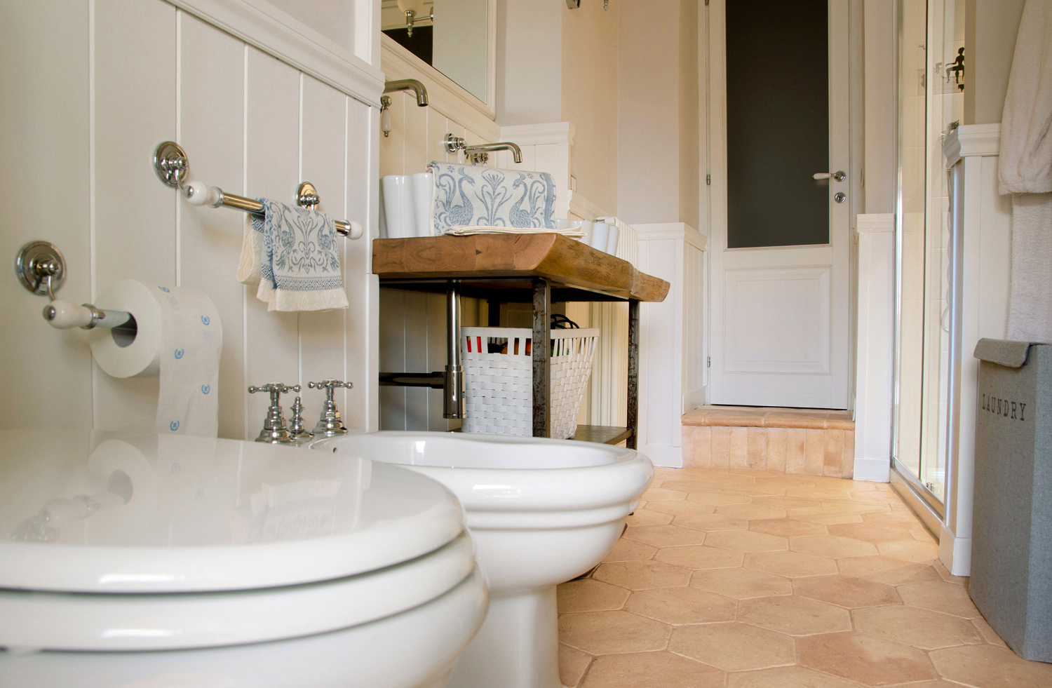 piastrelle-esagonali-cotto-bagno