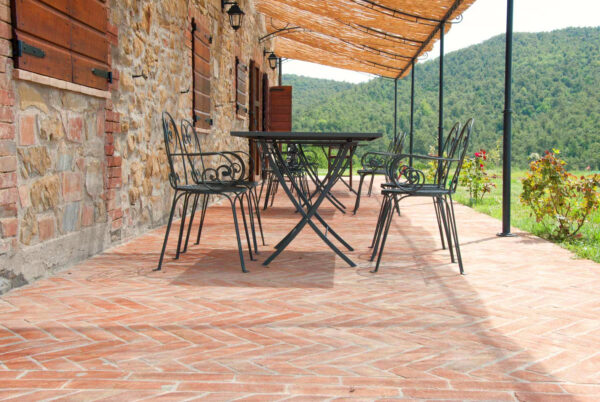 pavimento-in-cotto-rosso-arredamento